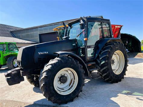 Valtra traktorius laukuose