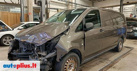 Sandėlis su naudotomis Mercedes-Benz dalimis