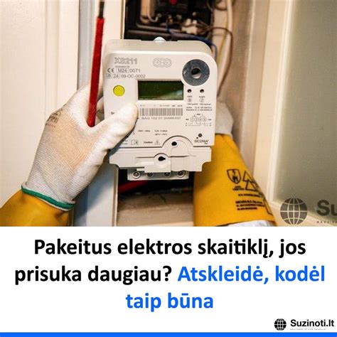 Darbuotojas tikrina elektros skaitiklį