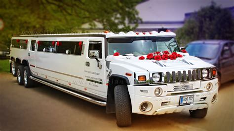 Baltas Hummer limuzinas vestuvių dieną