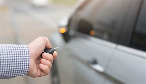 Automobilio atrakinimas su specialiais įrankiais