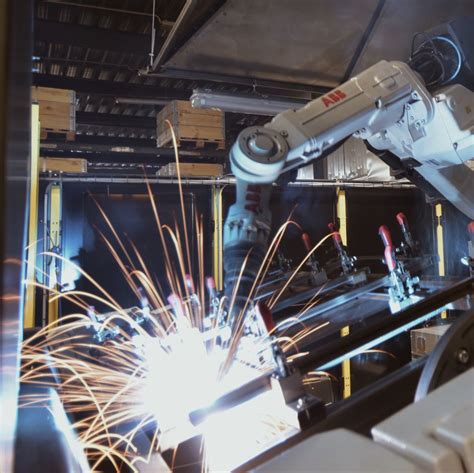 Automobilių suvirinimo procesas robotų pagalba