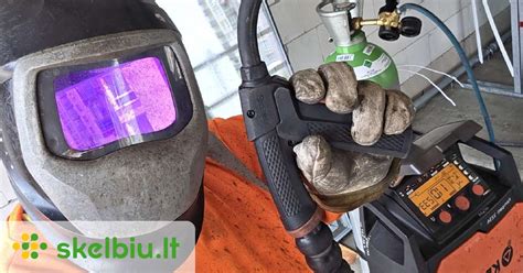Suvirintojas dirbantis prie automobilio