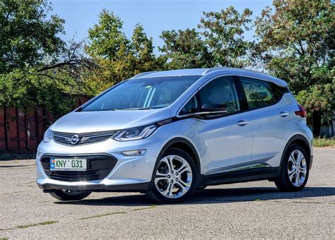 Opel Ampera-e automobilio vaizdas iš vidaus su prietaisų skydeliu