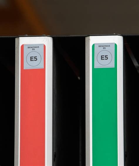 įvairių degalų rūšių pavyzdžiai degalinėje