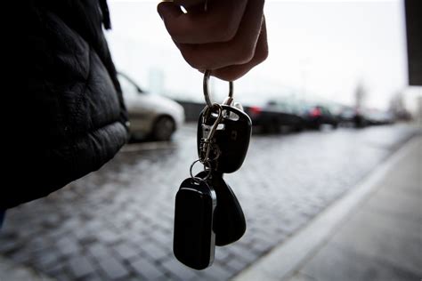 Simbolinė nuotrauka su rakteliais ir automobilio dokumentais