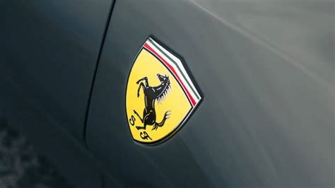 Ferrari logotipas su žirgu