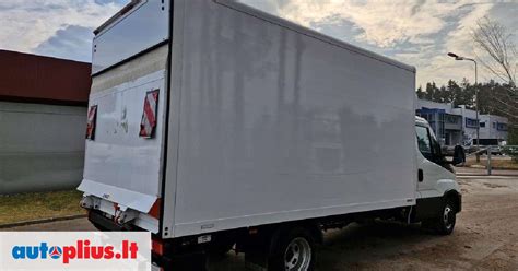 Krovininis mikroautobusas pakrautas baldais
