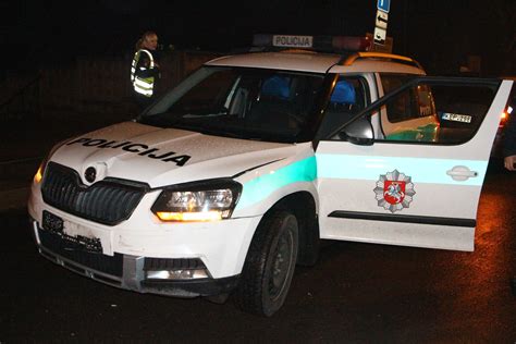 Policijos automobilis avarijos vietoje