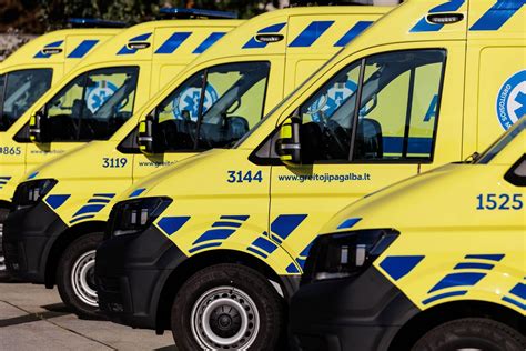 Infografika apie greitosios pagalbos automobilių amžių