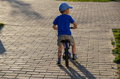 vaikas važiuoja 20 colių dviračiu