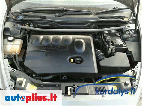 Volvo V70 automobilio variklio skyriaus nuotrauka