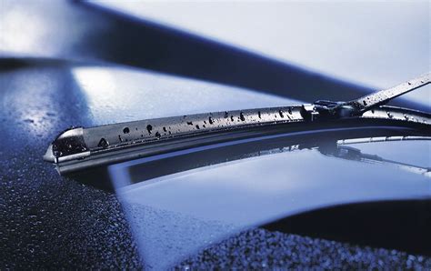 Vaizdas, iliustruojantis skirtingų tipų automobilių valytuvus: plokščius, metalinius, hibridinius.