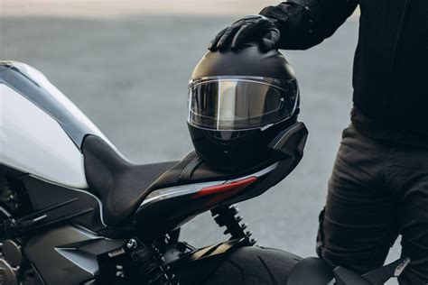 Motociklininkas su šalmu ir ausinėmis