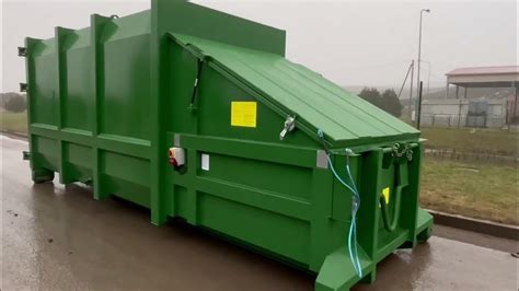 Sunkvežimis-vilkikas su priekaba, gabenantis atliekų konteinerius