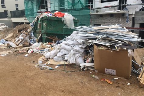 Statybinės atliekos, kraunamos į sunkvežimio-vilkiko priekabą