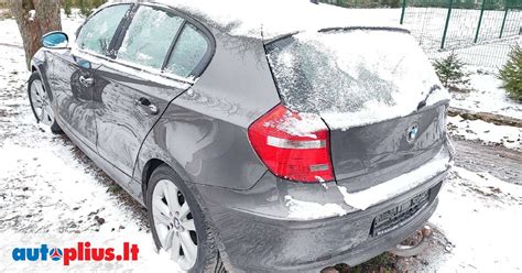 Automobilis su užsidegusia variklio dangčiu