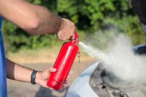 Patarimai kaip gesinti automobilio gaisrą