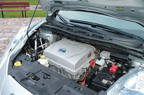 Lyginamoji elektromobilio ir vidaus degimo variklio tarša