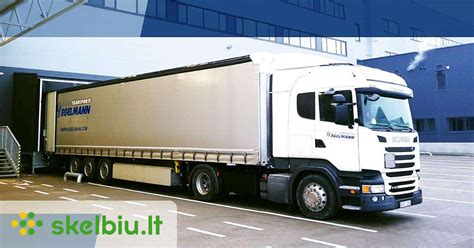 Sandėlio darbuotojas su šakiniu krautuvu