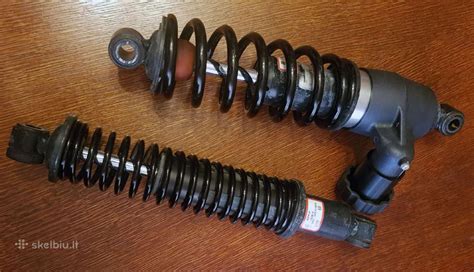 Schema, kaip skiriasi galiniai amortizatoriai sedanui ir universalui