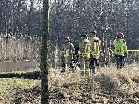 Ugniagesiai gelbėtojai dirba eismo įvykio vietoje