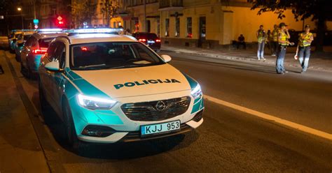 Simbolinis paveikslėlis, vaizduojantis policijos pareigūną, stabdantį automobilį