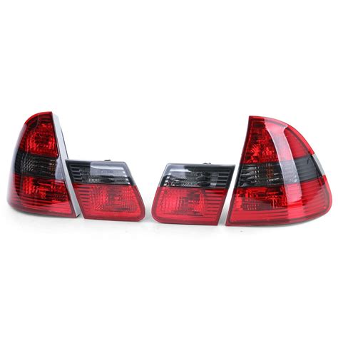 Volvo V70 galiniai žibintai su įjungtais stabdžių žibintais