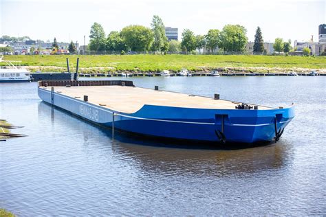 Barža su grūdais Nemune