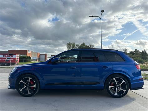 Audi Q7 automobilis su kroviniu ant stogo