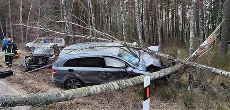 Išsiliejęs alus ant kelio po avarijos