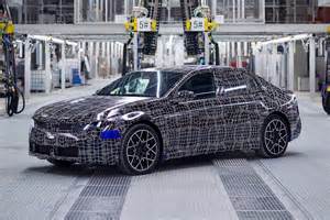 BMW i3 įkrovimo stotelėje