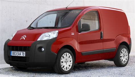 Citroen Nemo parkuojasi miesto gatvėje