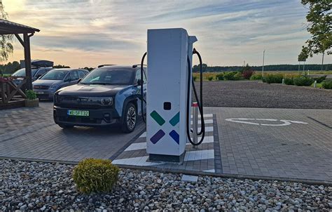 Elektromobilis pakrovimo stotelėje