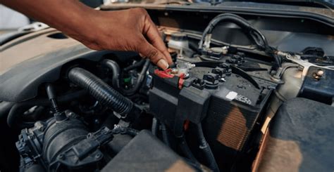 Automobilio mechanikas tikrina starterį