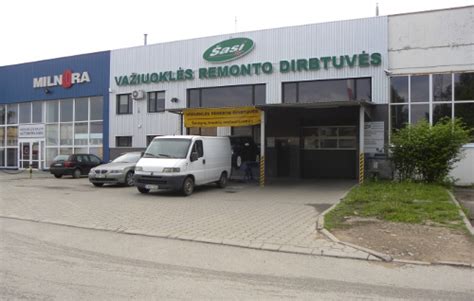 Serviso darbuotojai atlieka važiuoklės diagnostiką