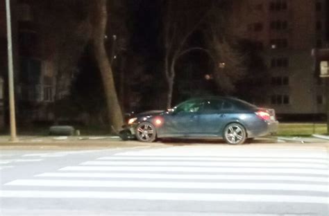 Nelegaliai pastatytas automobilis ant pėsčiųjų perėjos