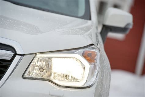 Subaru automobilių parkas su įjungtais posūkių žibintais