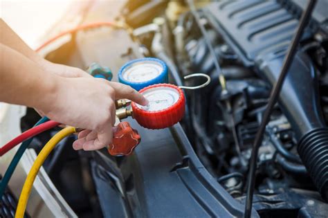 Nuotrauka, vaizduojanti automobilio kondicionieriaus kompresorių