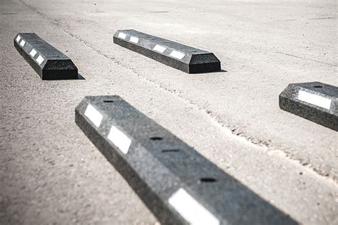 Guminių parkavimo bortelių instaliacija