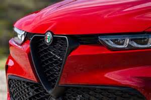 Alfa Romeo automobilis su atidarytu lango mechanizmu