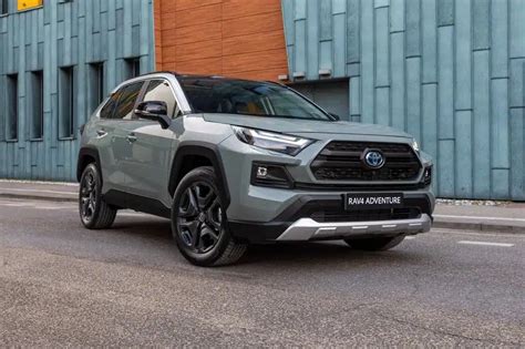 Toyota RAV4 automobilis stovėjimo aikštelėje