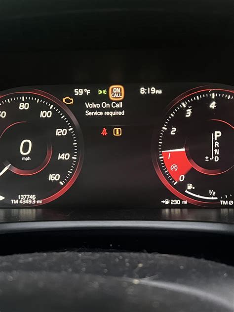 Simbolis, rodantis „Volvo On Call Service Required“ pranešimą prietaisų skydelyje