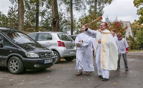Šventinami automobiliai per Vairuotojų ir keliaujančiųjų dieną