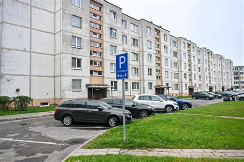 Nuotrauka, vaizduojanti tvarkingą ir prižiūrėtą daugiabučio kiemą