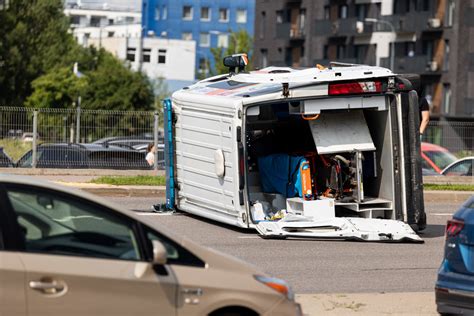 Nuotrauka, kurioje automobilis su pastatytu šaldytuvu bagažinėje