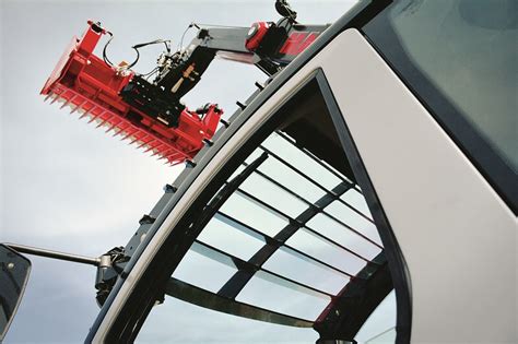 Interjeras teleskopinio krautuvo kabinos su valdymo elementais