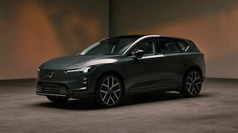 Elektromobilio Volvo EX60 įkrovimas