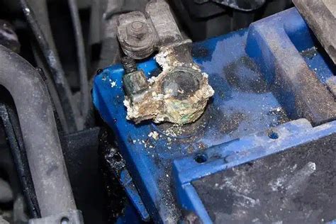 Akumuliatoriaus gnybtų valymas