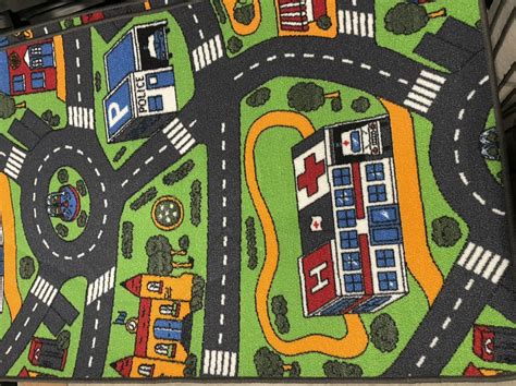 Vaikiškas kilimas su automobilių trasa